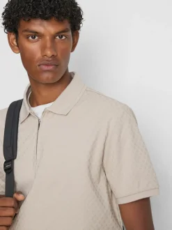 Polo con cremallera y textura de The Edit