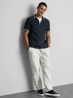 Polo con textura y cuello con cremallera