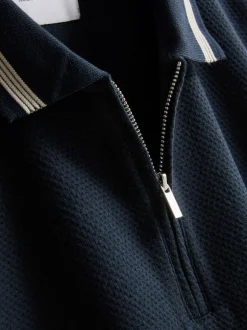 Polo con textura y cuello con cremallera