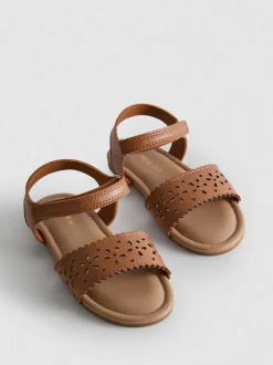 Sandalias con diseño cortado a láser