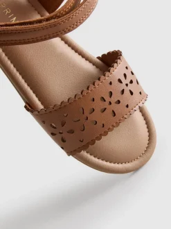 Sandalias con diseño cortado a láser