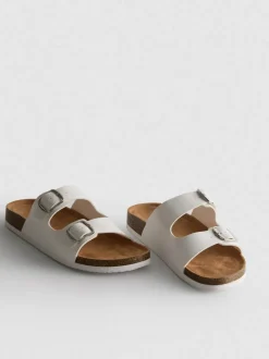 Sandalias con dos tiras con hebillas