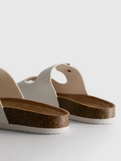 Sandalias con dos tiras con hebillas