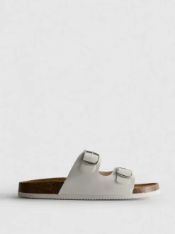 Sandalias con dos tiras con hebillas