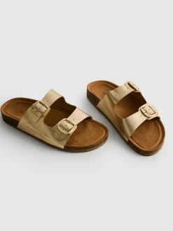 Sandalias con dos tiras con hebillas