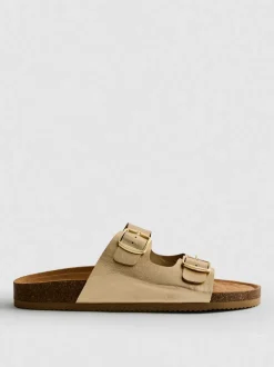 Sandalias con dos tiras con hebillas