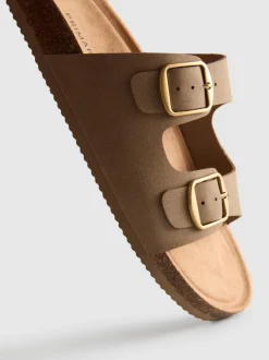 Sandalias con dos tiras con hebillas