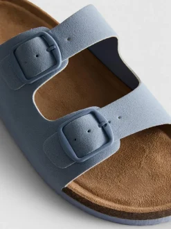 Sandalias con dos tiras con hebillas