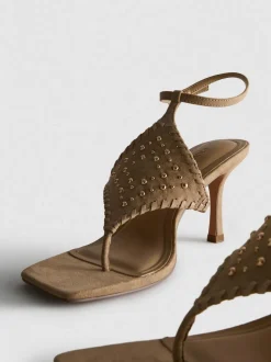 Sandalias con tachuelas de Paula Echevarría
