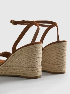 Sandalias de cuña de horma ancha con hebilla