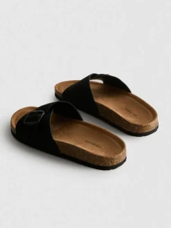 Sandalias destalonadas con tira con hebilla