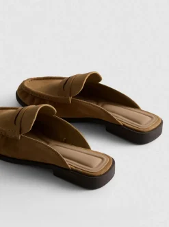 Sandalias destalonadas tipo mocasín de antelina