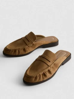 Sandalias destalonadas tipo mocasín de antelina