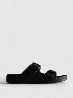 Sandalias de suela gruesa y dos tiras con hebillas