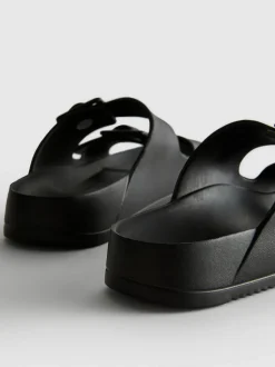 Sandalias de suela gruesa y dos tiras con hebillas