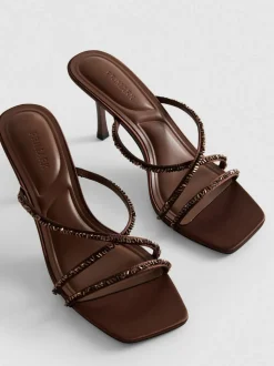 Sandalias de tacón con tiras adornadas