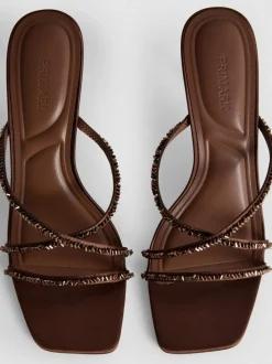 Sandalias de tacón con tiras adornadas