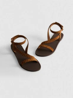 Sandalias de tiras con tachuelas