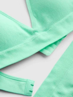 Set de sujetador triangular con relleno y tanga