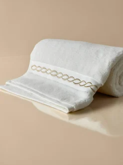 Toalla de baño bordada de The Edit