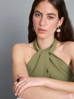 Top con cuello halter, botones y textura