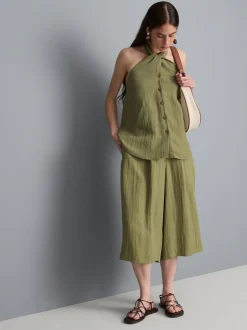 Top con cuello halter, botones y textura