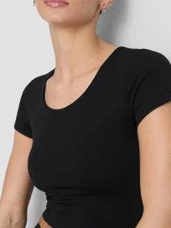 Top corto extrasuave con escote amplio