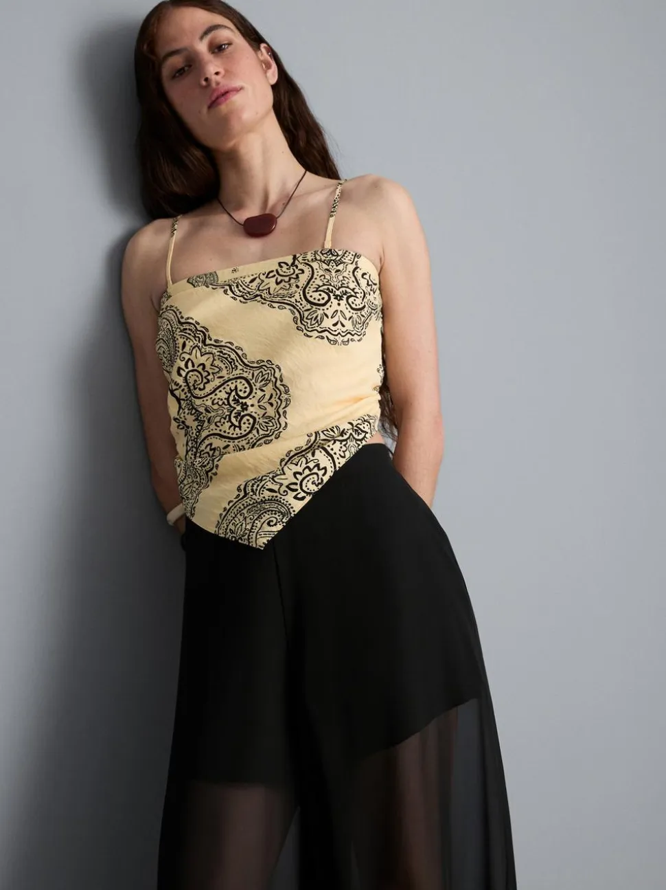 Top corto tipo bandana con estampado de cachemira