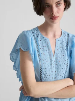 Top de algodón bordado con mangas festoneadas