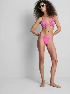 Top de bikini triangular con volantes y brillos