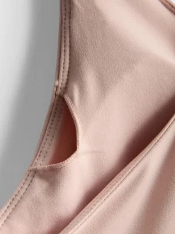 Top deportivo corto con cuello de pico