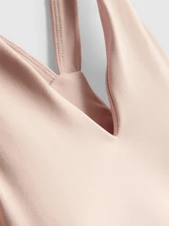 Top deportivo corto con cuello de pico