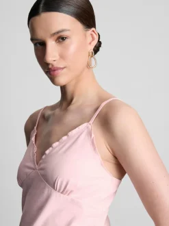Top de tirantes de estilo lencero con escote de pico