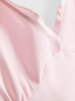 Top de tirantes de estilo lencero con escote de pico
