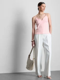 Top de tirantes de estilo lencero con escote de pico