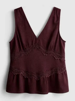 Top fruncido con cuello de pico