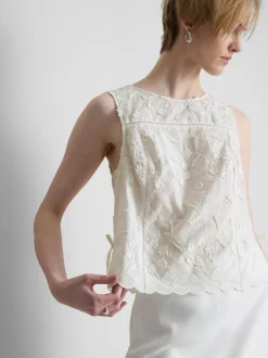 Top sin mangas con lazos y bordado floral