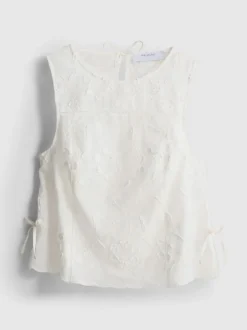 Top sin mangas con lazos y bordado floral