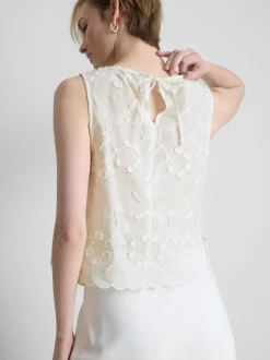 Top sin mangas con lazos y bordado floral