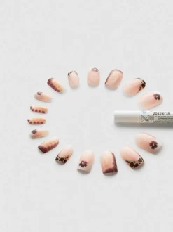 Uñas cuadradas brillantes con manicura francesa PS…
