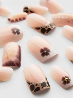Uñas cuadradas brillantes con manicura francesa PS…