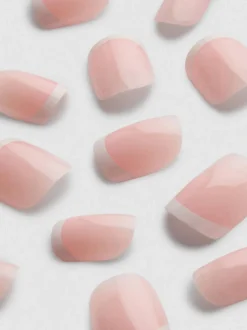 Uñas cuadradas con manicura francesa de PS…