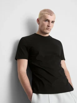 Una camiseta de corte recto con manga corta y cuello redondo