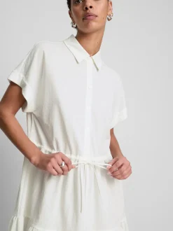 Vestido corto a capas con manga corta