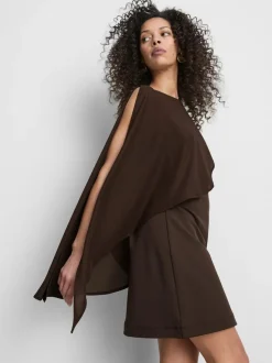 Vestido corto asimétrico de malla con capa