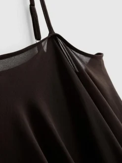 Vestido corto con capa asimétrica