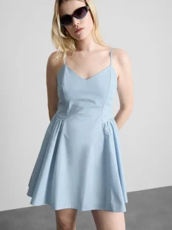 Vestido corto con corsé estructurado