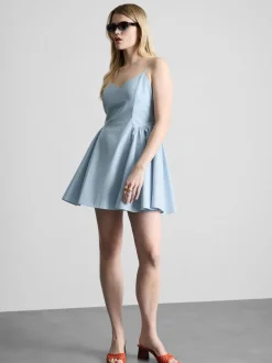 Vestido corto con corsé estructurado
