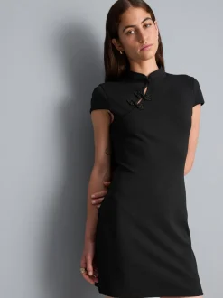 Vestido corto con cuello mao