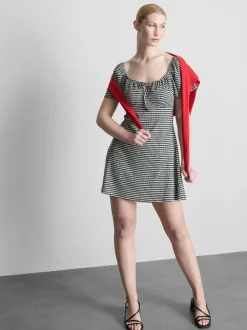Vestido corto con frunces y manga casquillo